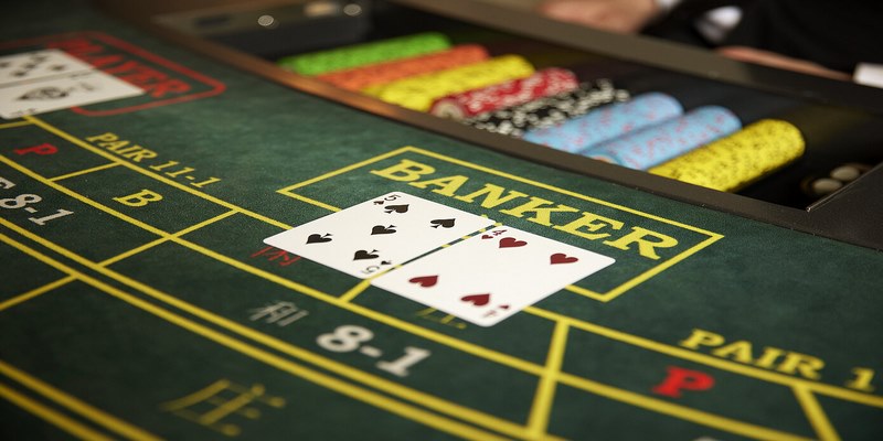 Baccarat là trò chơi đơn giản và dễ chơi, không yêu cầu kỹ năng đặc biệt